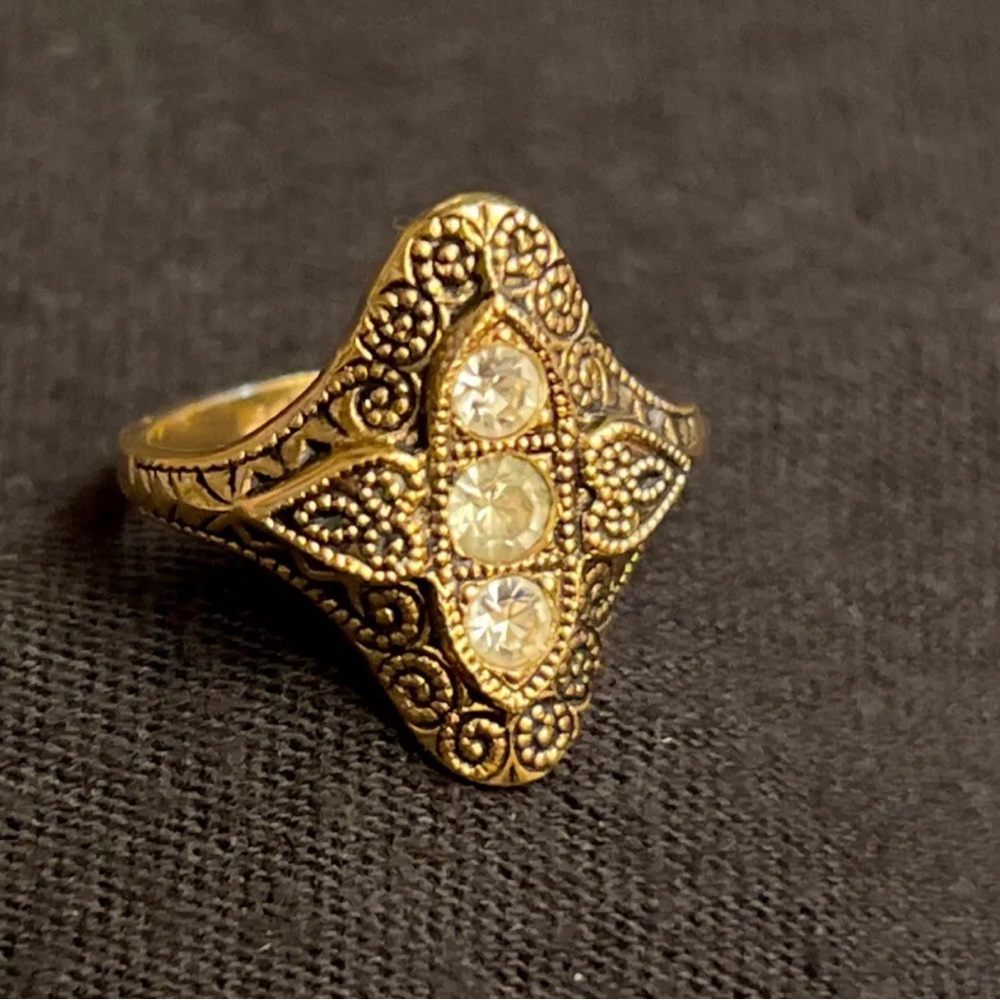VINTAGE 18KT GOLD ELECTROPLATE  RING W/ Clear Rhinestone-size 7